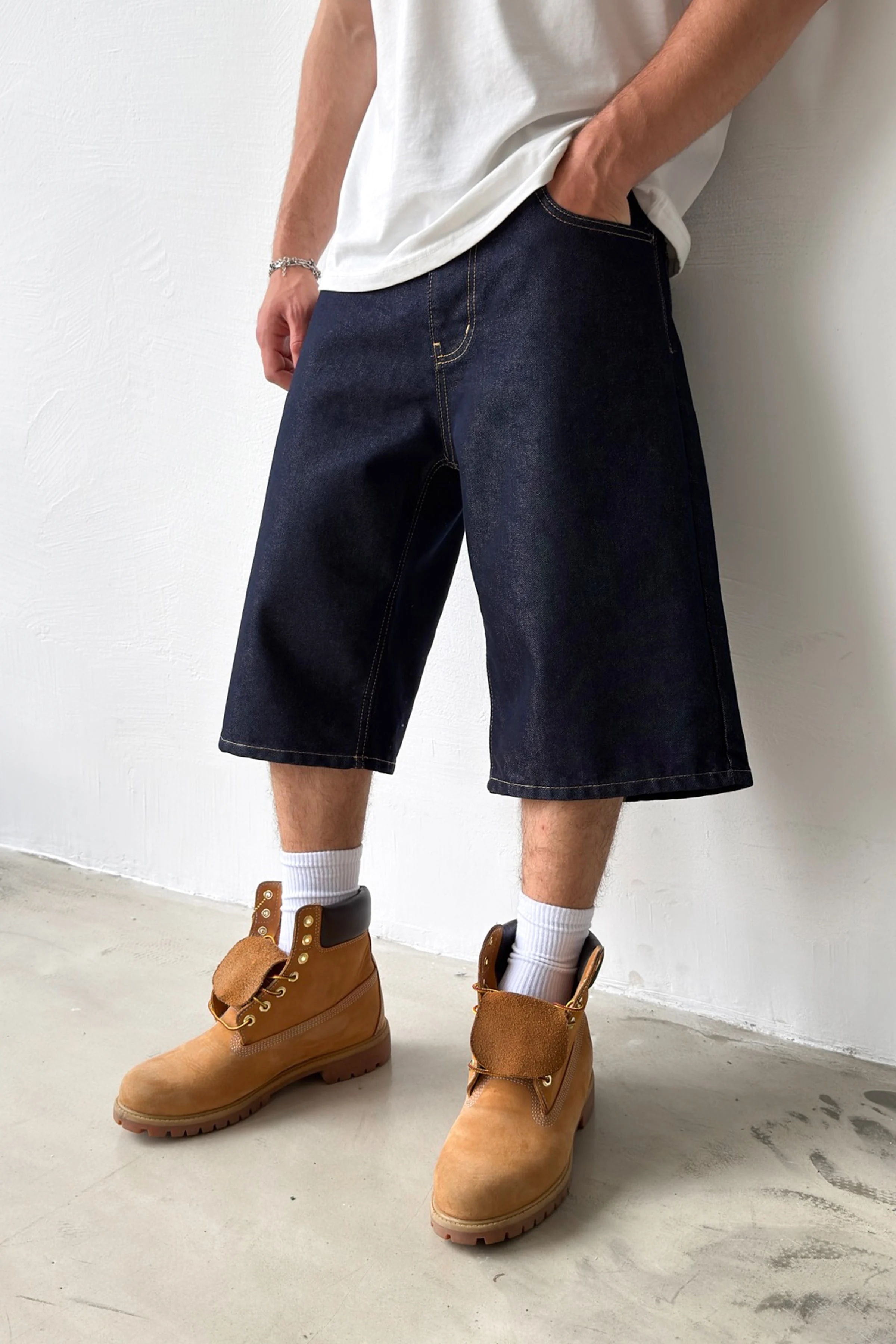 Editorial · 01