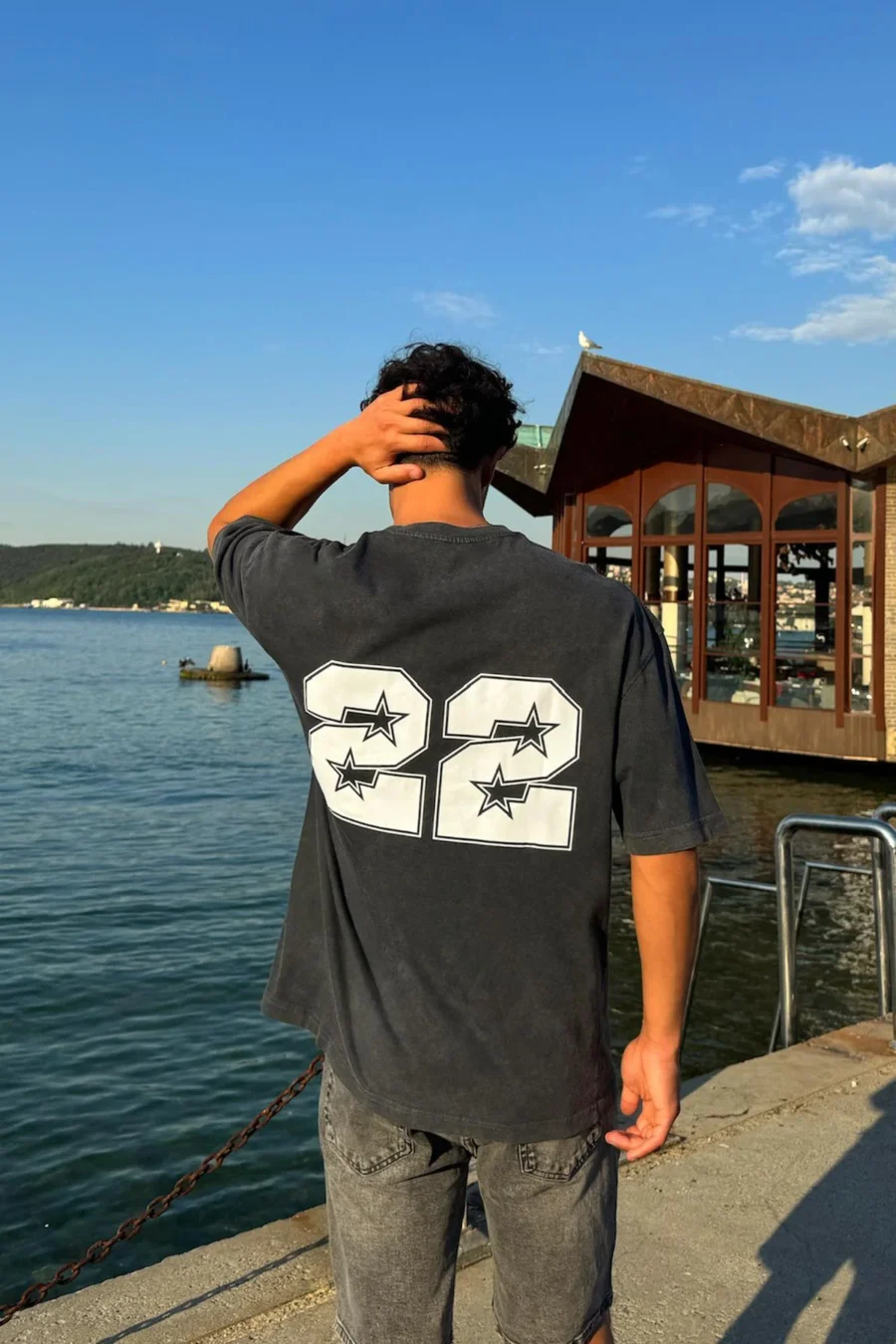 "Twenty Two" Star Graphic Oversize T-Shirt - Acid Wash Black