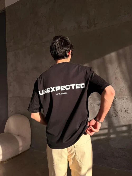 UNEXPECTED BLACK OVERSIZE T-SHIRT